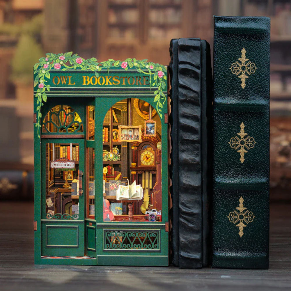 DIY-Book-Nook-Bausatz „Owl Bookstore“ mit LED-Beleuchtung, 88 Teile