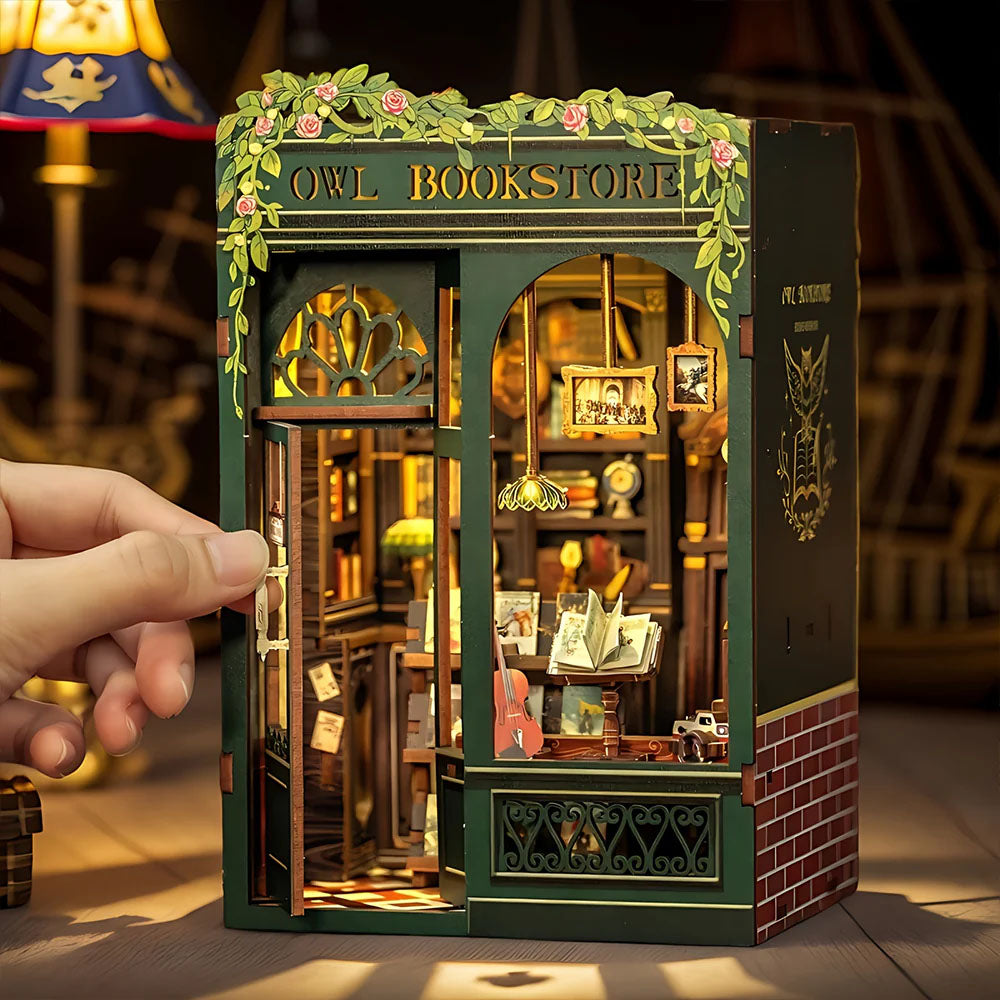 DIY-Book-Nook-Bausatz „Owl Bookstore“ mit LED-Beleuchtung, 88 Teile