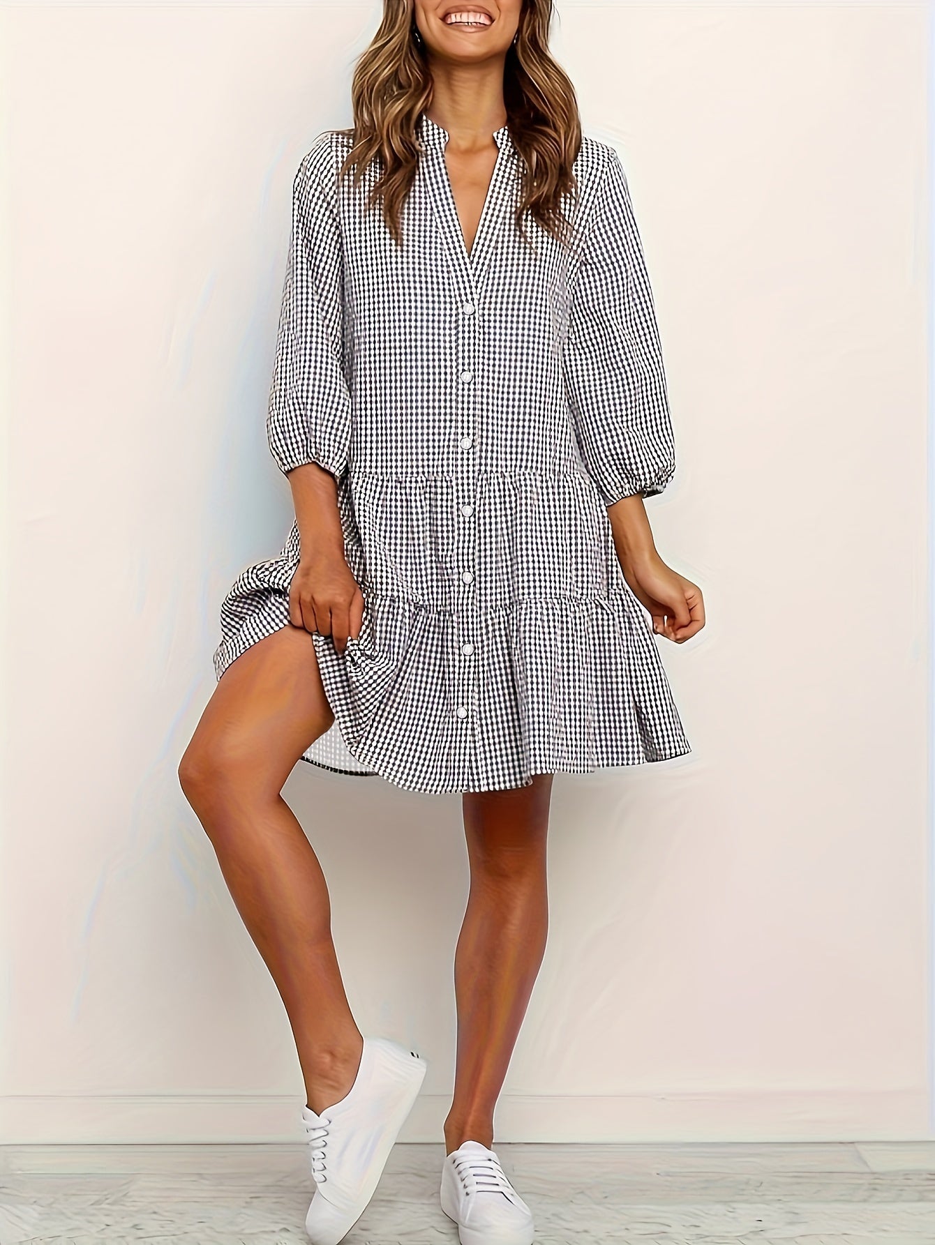 Durchgeknöpftes Damen-Minikleid für den Sommer