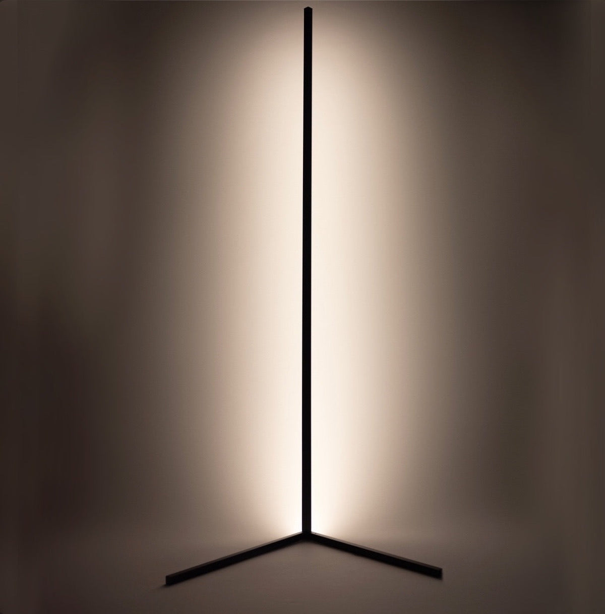Eck-Stehlampe für nahtlose Eckbeleuchtung im Wohnzimmer