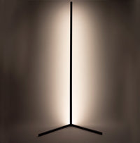 Eck-Stehlampe für nahtlose Eckbeleuchtung im Wohnzimmer