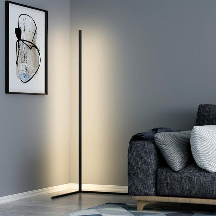 Eck-Stehlampe für nahtlose Eckbeleuchtung im Wohnzimmer