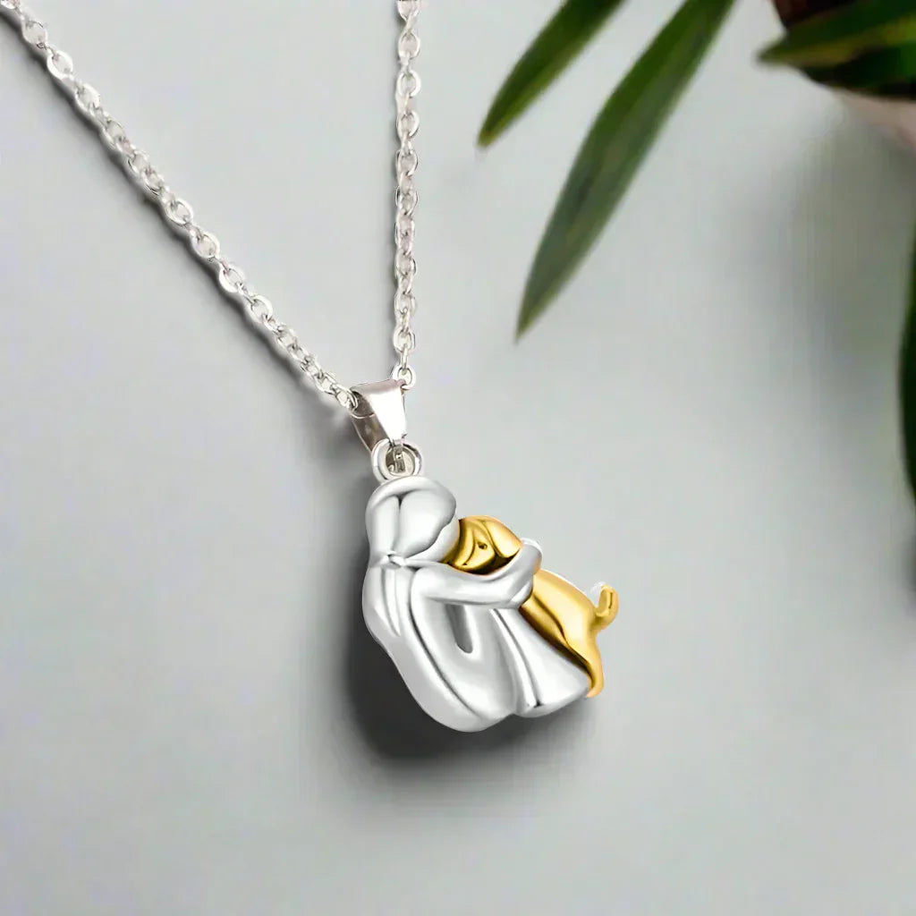 Elegante Halskette mit Umarmungs-Anhänger – stilvoller Schmuck