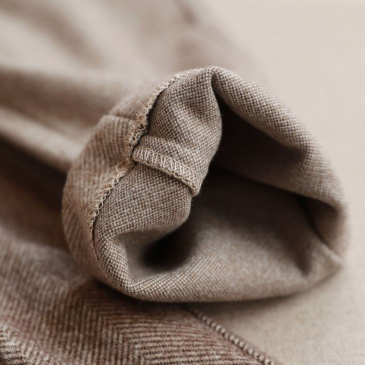Elegante Herrenhose mit Fischgrätmuster