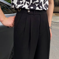 Elegante, karottenförmig geschnittene Herren-Bundfaltenhose mit hohem Bund