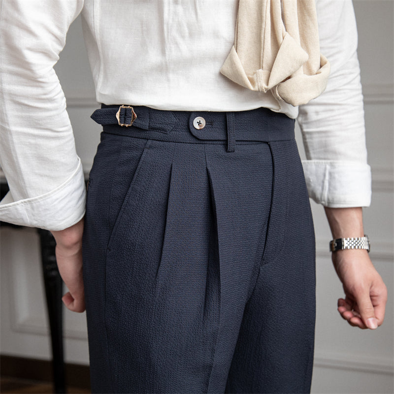 Elegante, karottenförmig geschnittene Herren-Bundfaltenhose mit hohem Bund