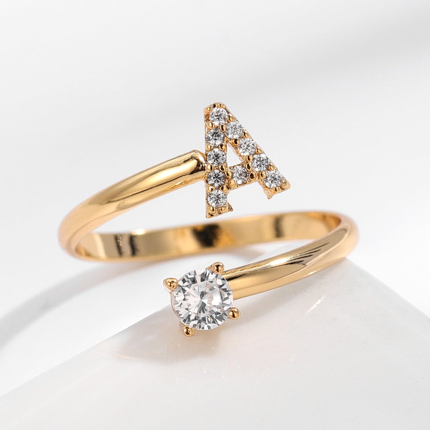 Eleganter Ring mit Initialen, um Erinnerungen lebendig zu halten