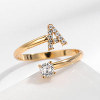Eleganter Ring mit Initialen, um Erinnerungen lebendig zu halten