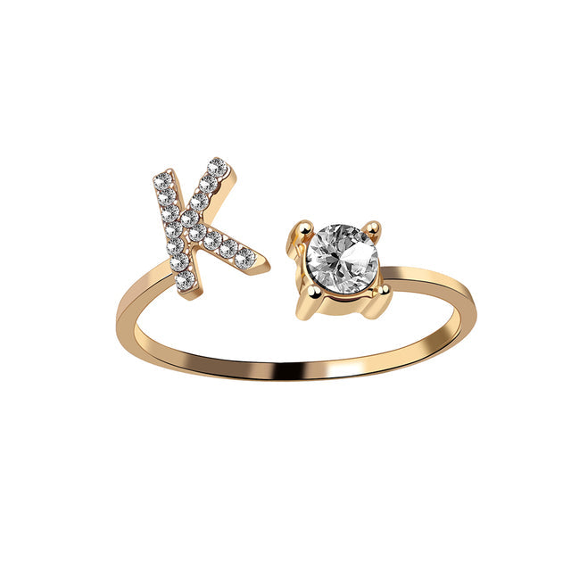 Eleganter Ring mit Initialen, um Erinnerungen lebendig zu halten