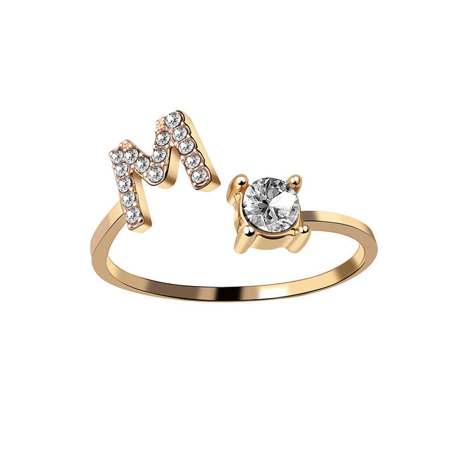 Eleganter Ring mit Initialen, um Erinnerungen lebendig zu halten