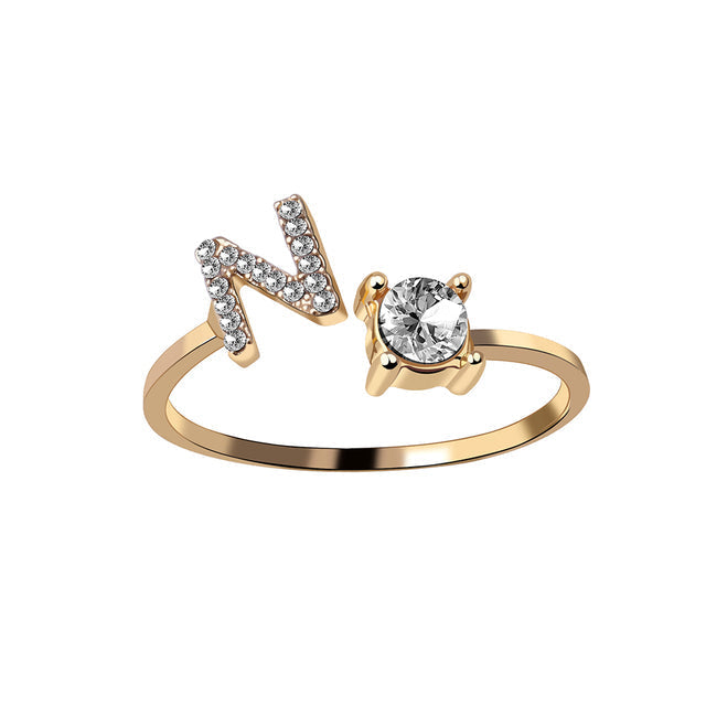 Eleganter Ring mit Initialen, um Erinnerungen lebendig zu halten