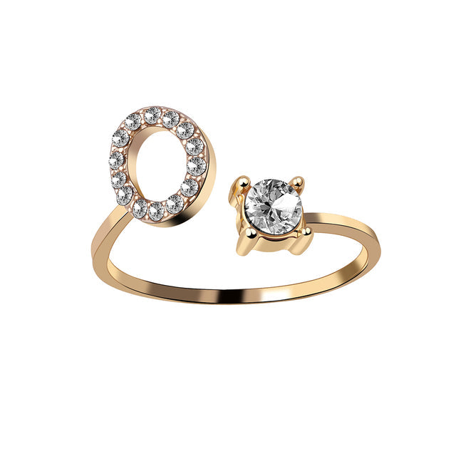 Eleganter Ring mit Initialen, um Erinnerungen lebendig zu halten