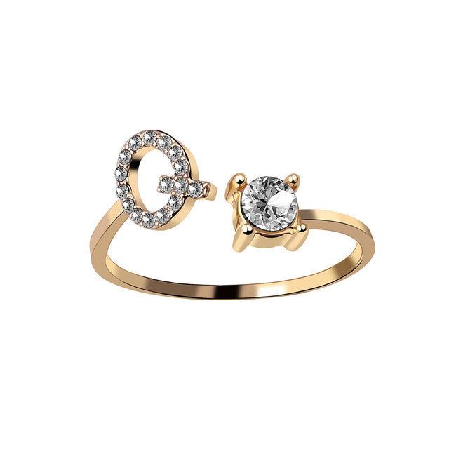 Eleganter Ring mit Initialen, um Erinnerungen lebendig zu halten