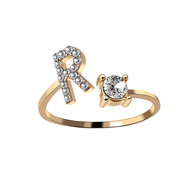 Eleganter Ring mit Initialen, um Erinnerungen lebendig zu halten