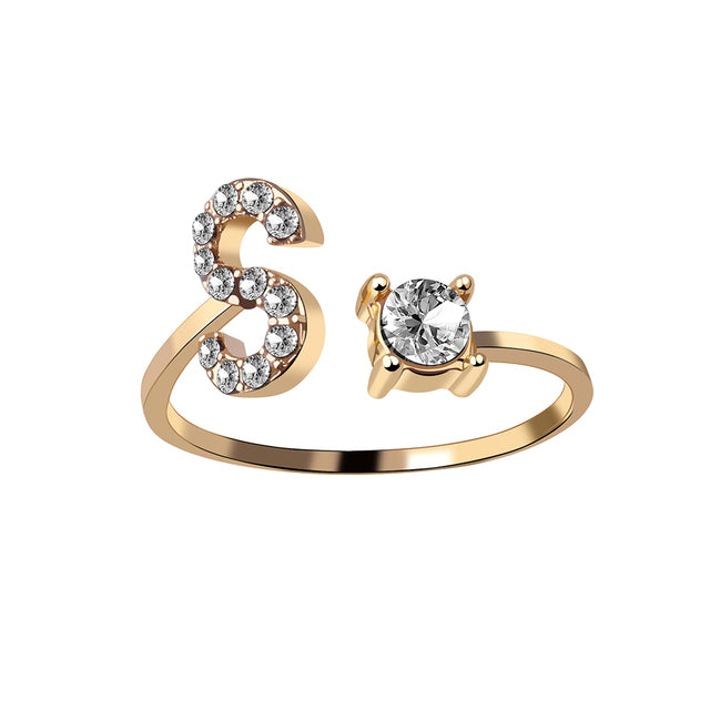 Eleganter Ring mit Initialen, um Erinnerungen lebendig zu halten