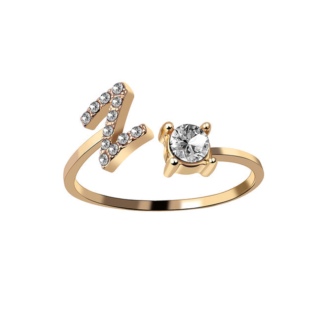 Eleganter Ring mit Initialen, um Erinnerungen lebendig zu halten