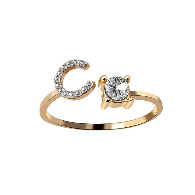 Eleganter Ring mit Initialen, um Erinnerungen lebendig zu halten