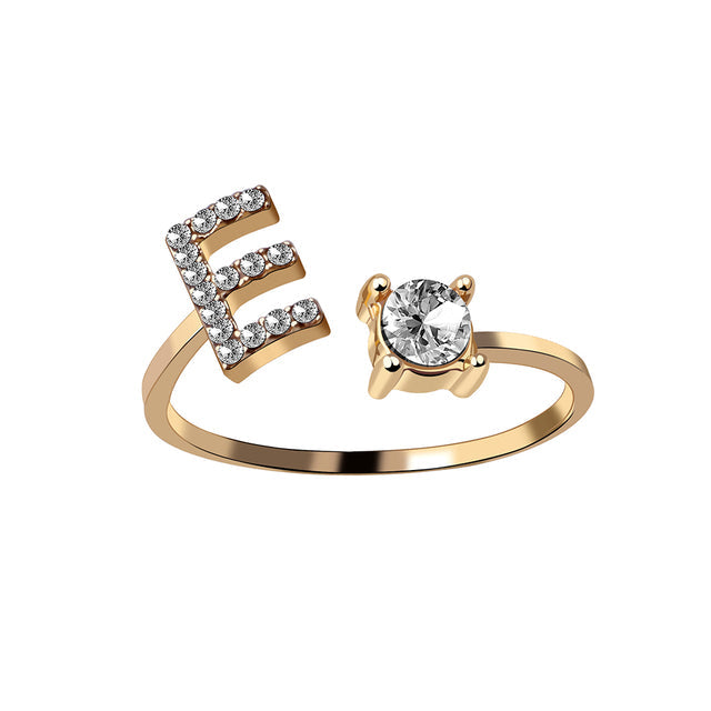 Eleganter Ring mit Initialen, um Erinnerungen lebendig zu halten
