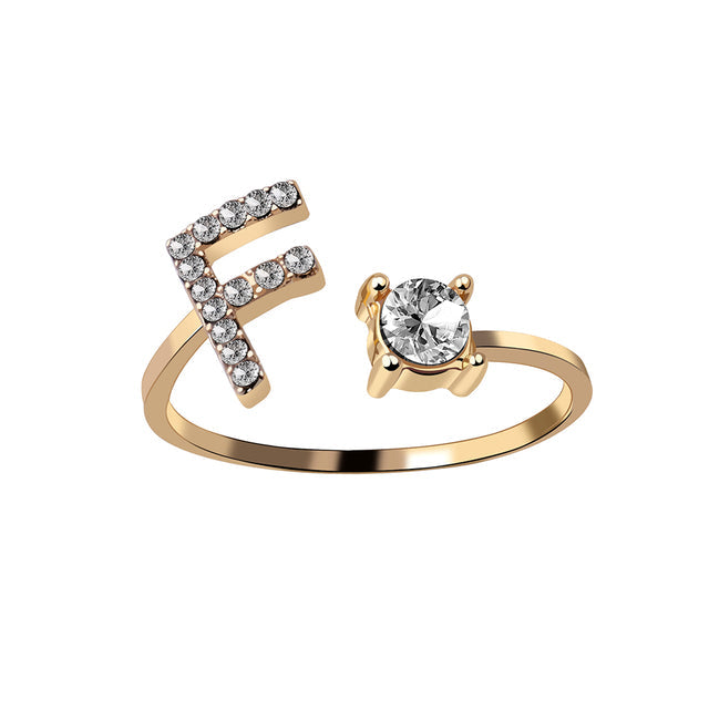 Eleganter Ring mit Initialen, um Erinnerungen lebendig zu halten
