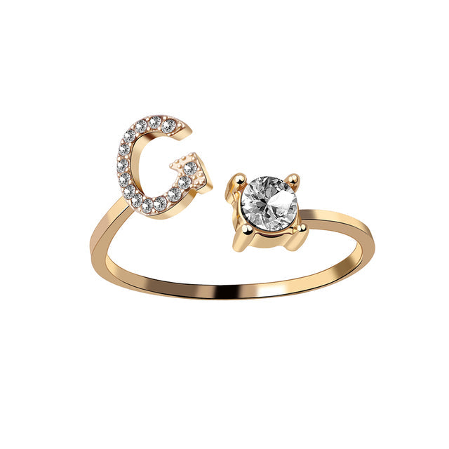 Eleganter Ring mit Initialen, um Erinnerungen lebendig zu halten