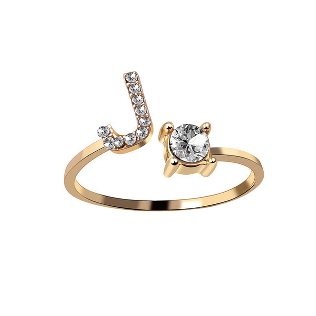 Eleganter Ring mit Initialen, um Erinnerungen lebendig zu halten