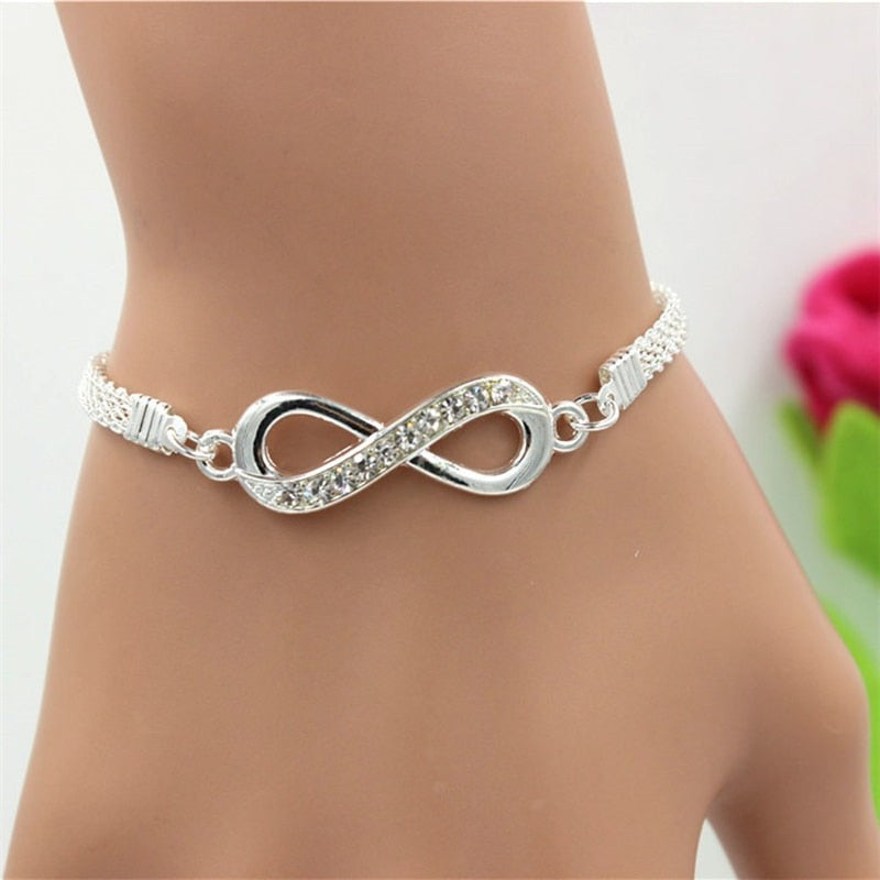 Elegantes Armband mit Unendlichkeitssymbol