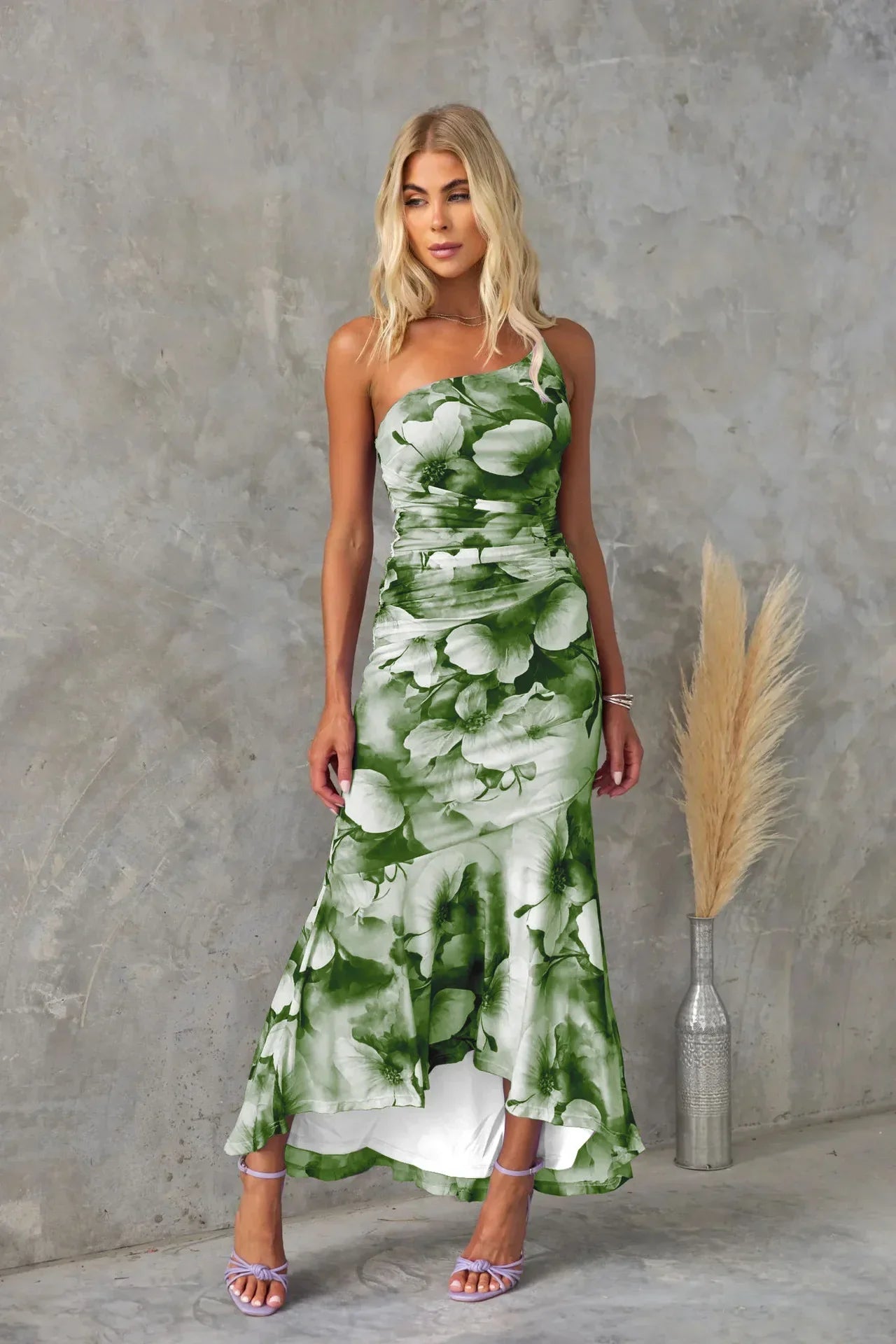 Elegantes Midikleid mit Blumenmuster für warme Tage