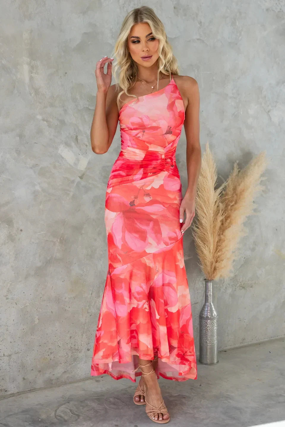 Elegantes Midikleid mit Blumenmuster für warme Tage