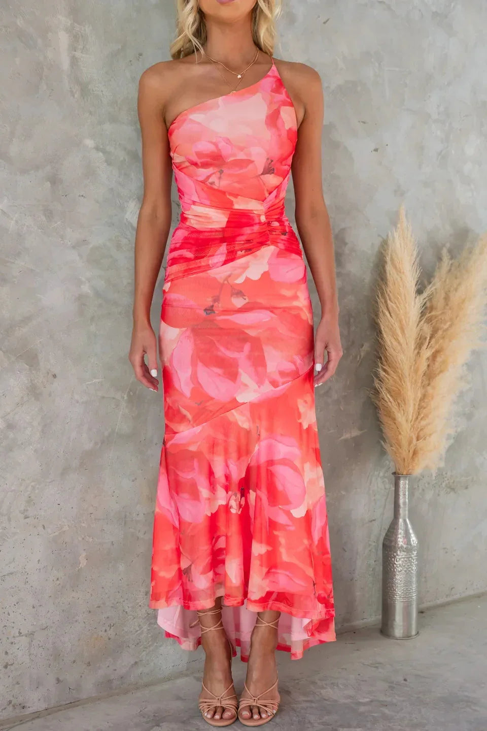 Elegantes Midikleid mit Blumenmuster für warme Tage