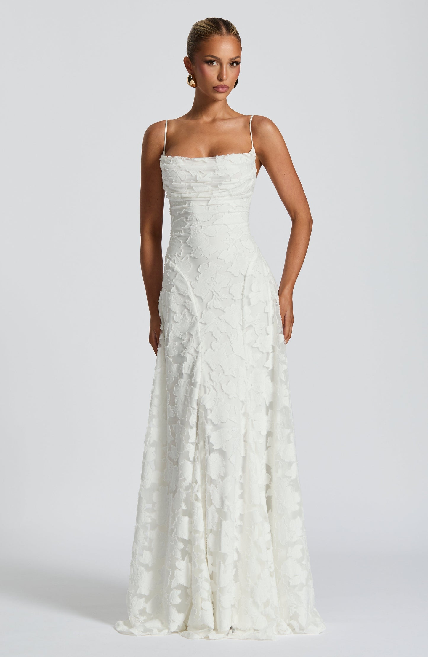 Elegantes rückenfreies Spitze-Maxikleid
