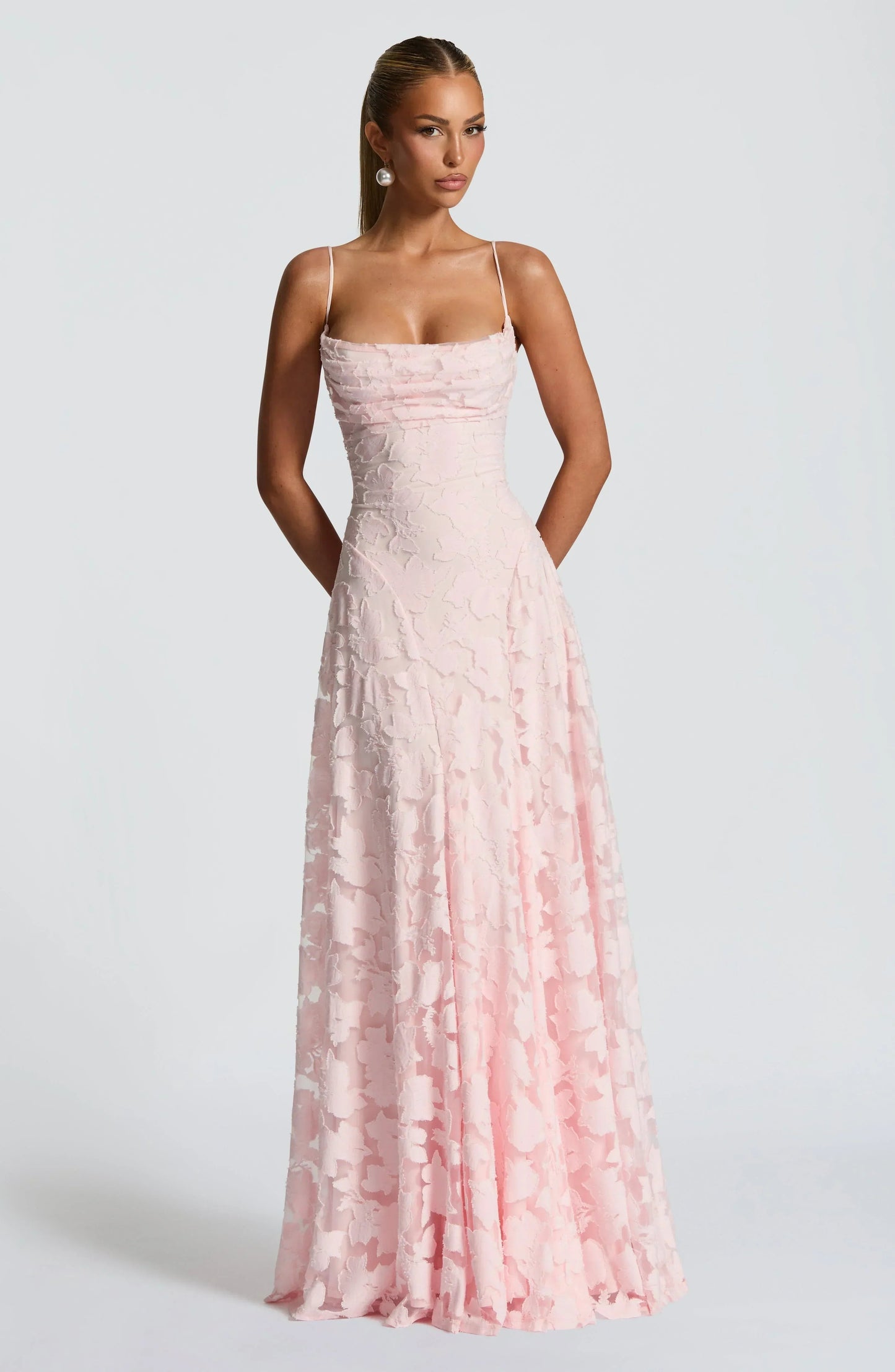 Elegantes rückenfreies Spitze-Maxikleid