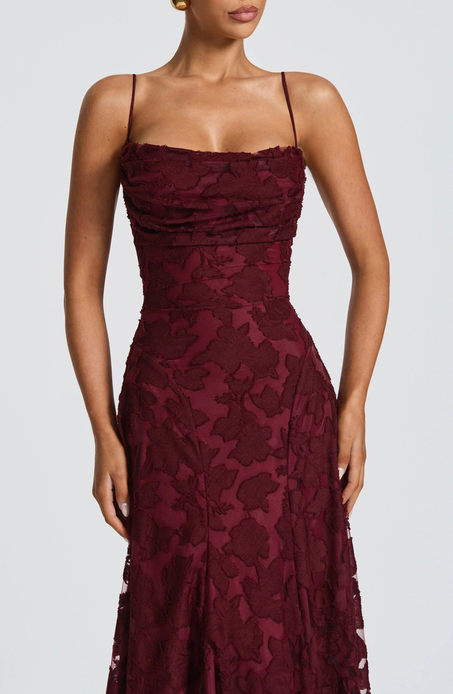 Elegantes rückenfreies Spitze-Maxikleid