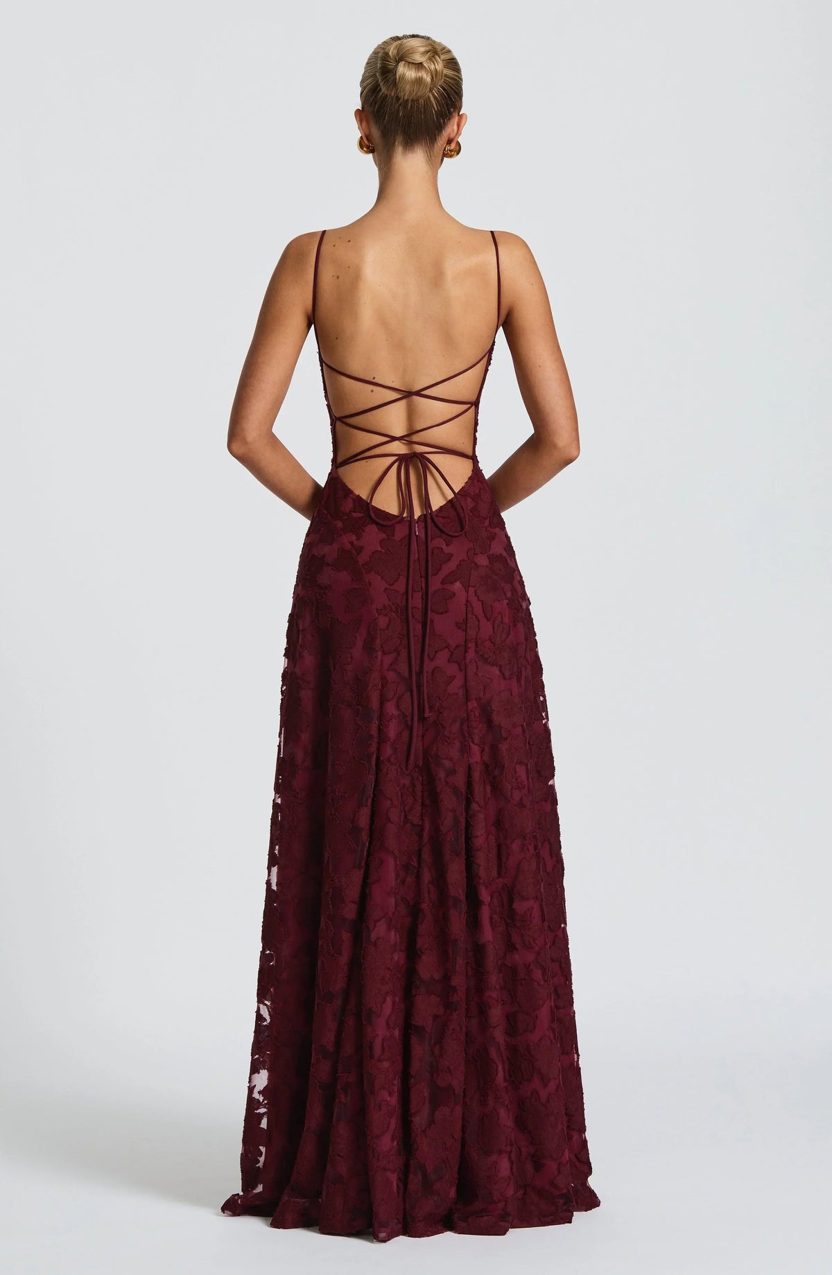 Elegantes rückenfreies Spitze-Maxikleid