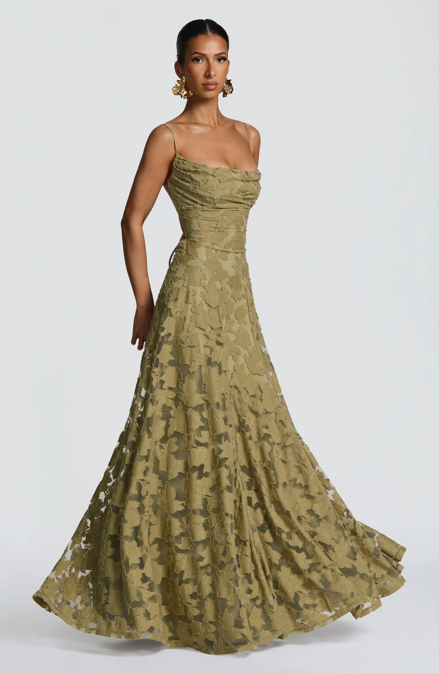 Elegantes rückenfreies Spitze-Maxikleid