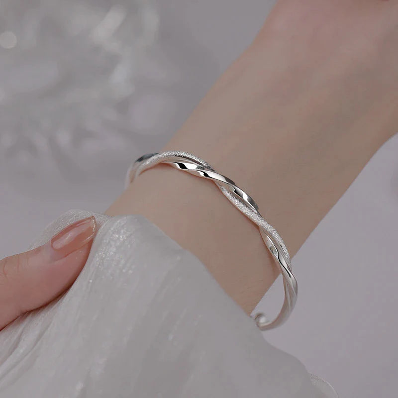 Elegantes und zeitloses geflochtenes Silberarmband für Damen