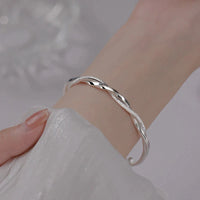 Elegantes und zeitloses geflochtenes Silberarmband für Damen