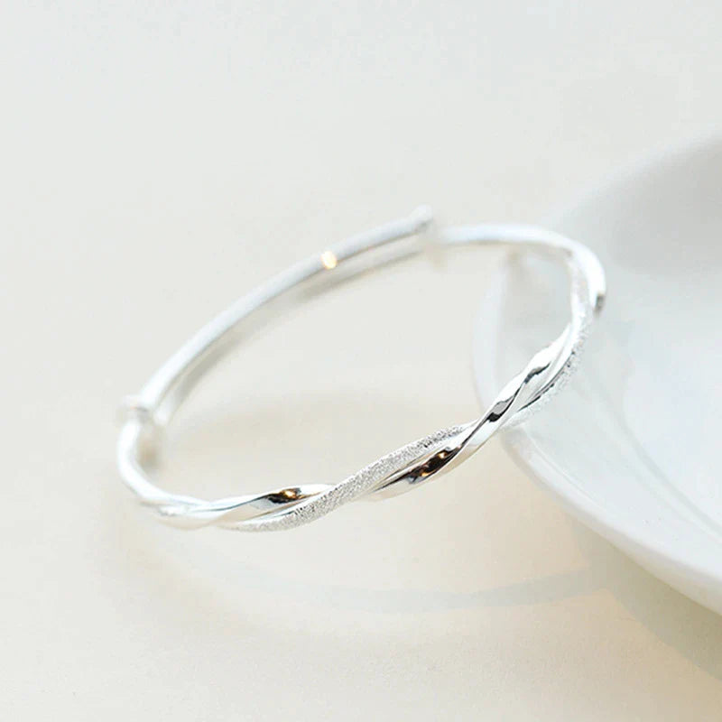 Elegantes und zeitloses geflochtenes Silberarmband für Damen