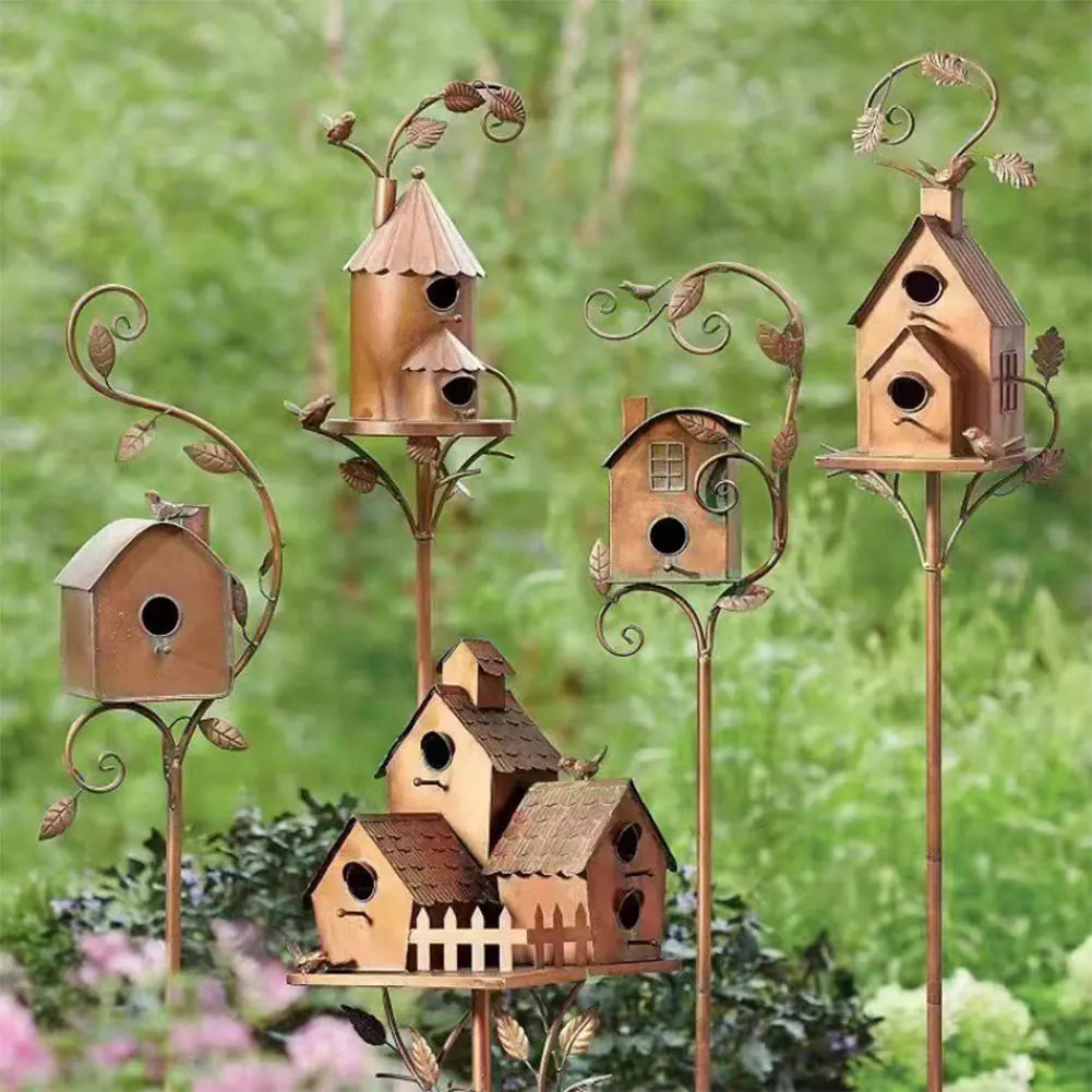 Elegantes Vogelhaus am Stab für Garten und Terrasse