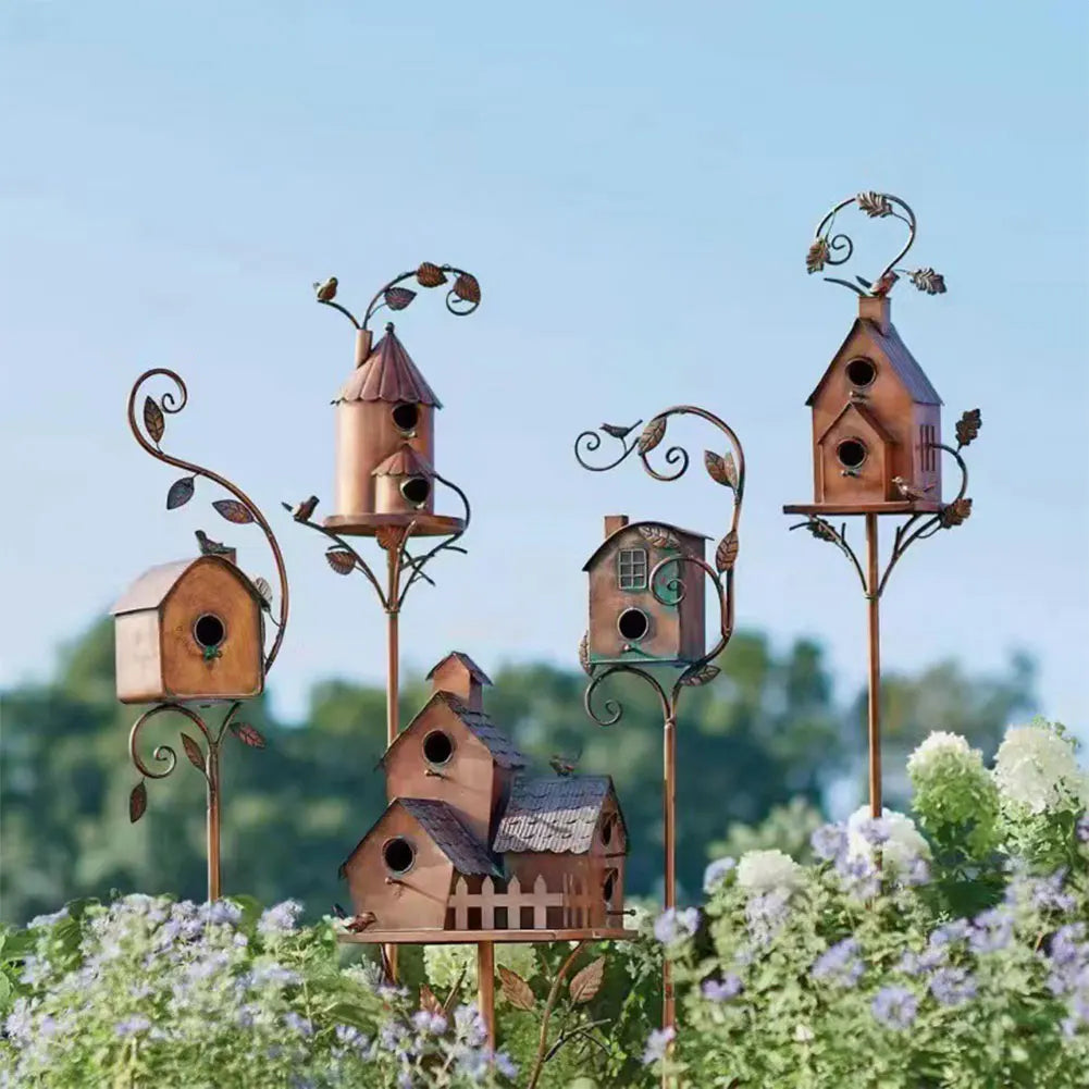 Elegantes Vogelhaus am Stab für Garten und Terrasse