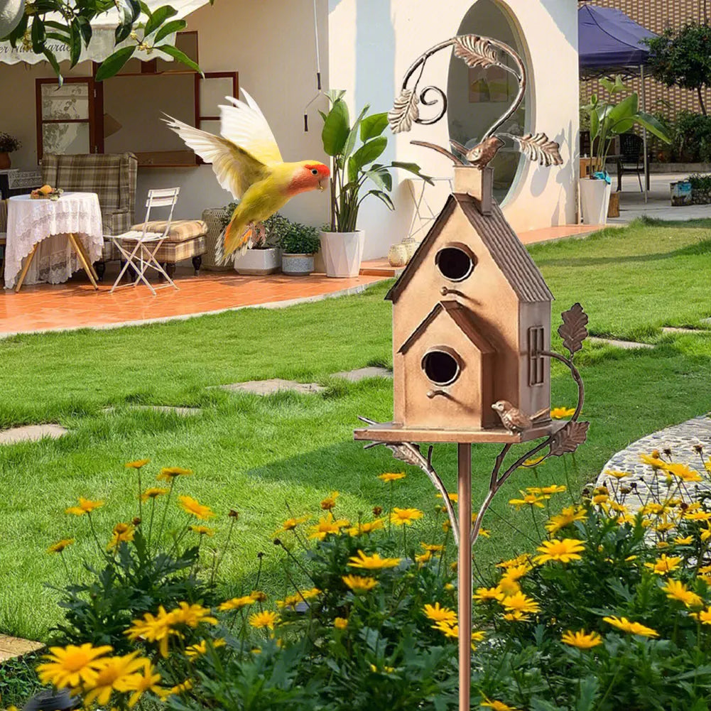 Elegantes Vogelhaus am Stab für Garten und Terrasse