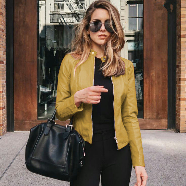 Figurbetonte kragenlose Damenjacke