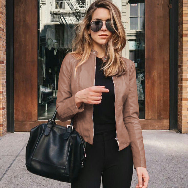 Figurbetonte kragenlose Damenjacke
