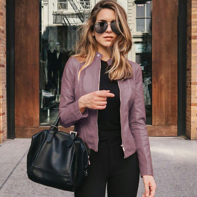 Figurbetonte kragenlose Damenjacke
