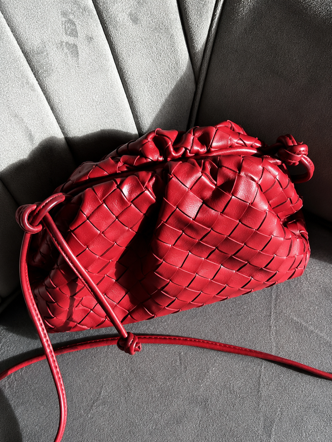 Geflochtene Beuteltasche aus Kunstleder für Alltag und Abend