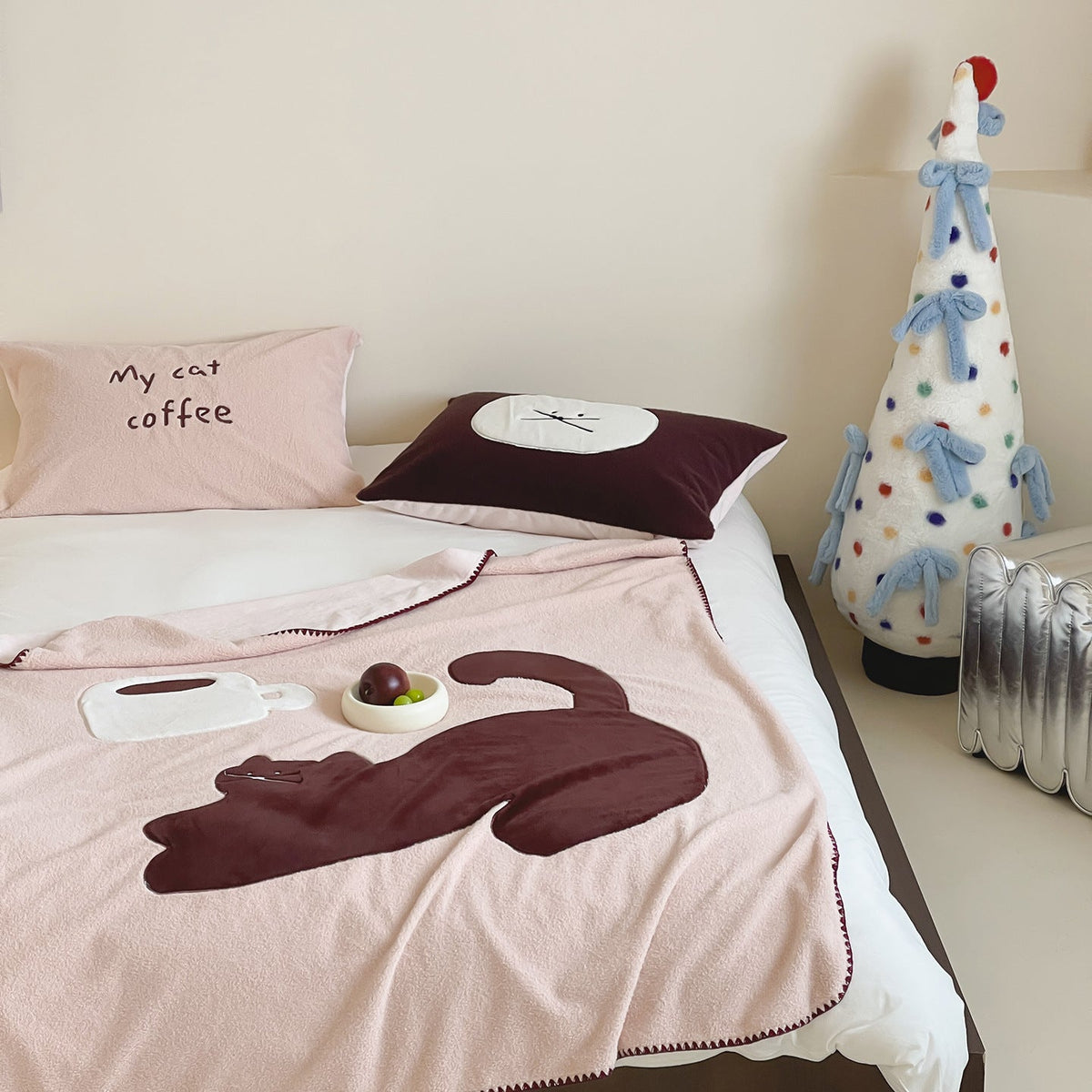 Gemütliche Fleece-Wendedecke mit appliziertem Weihnachtsbaum-Motiv