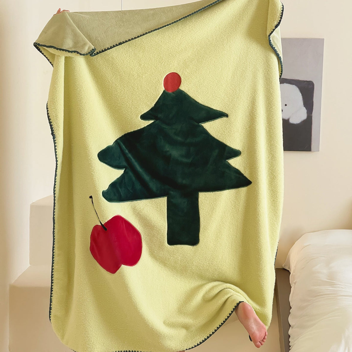 Gemütliche Fleece-Wendedecke mit appliziertem Weihnachtsbaum-Motiv