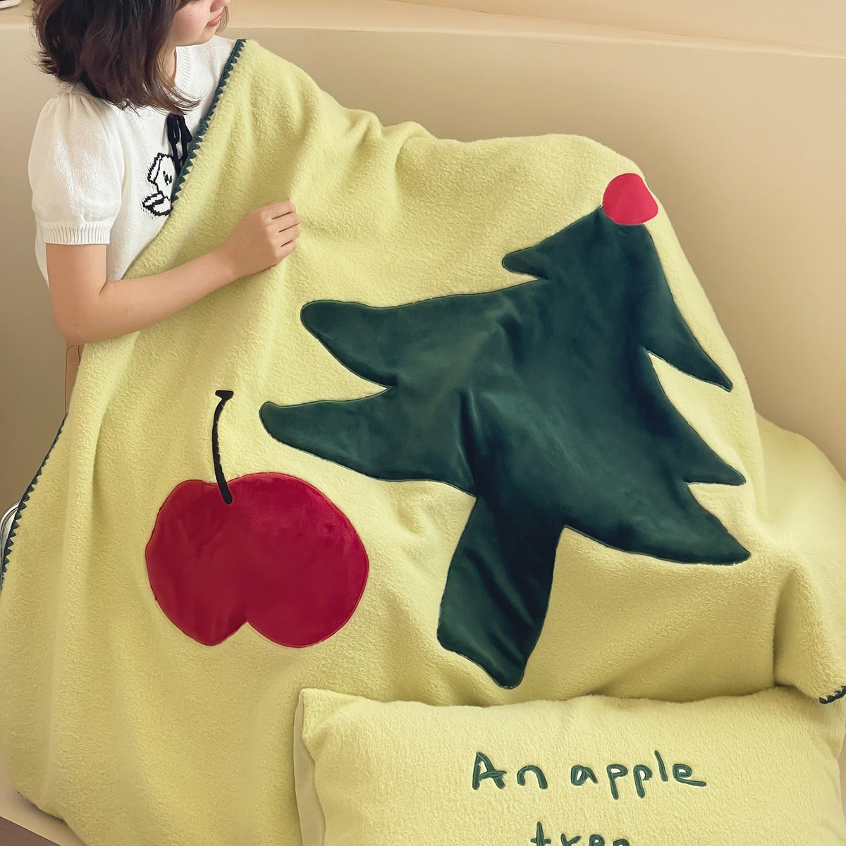 Gemütliche Fleece-Wendedecke mit appliziertem Weihnachtsbaum-Motiv