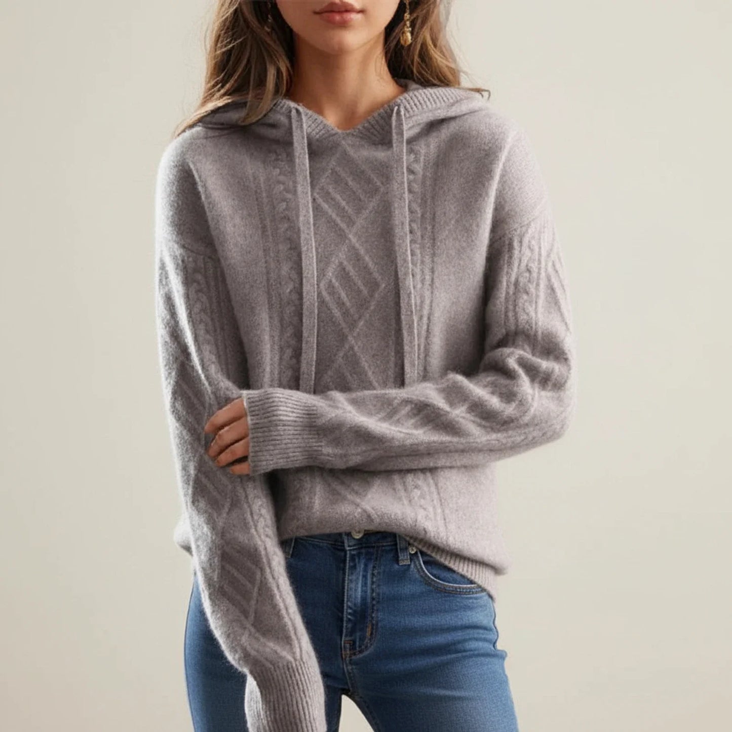 Gemütlicher Damen-Strickpullover mit Kapuze und Zopfmuster