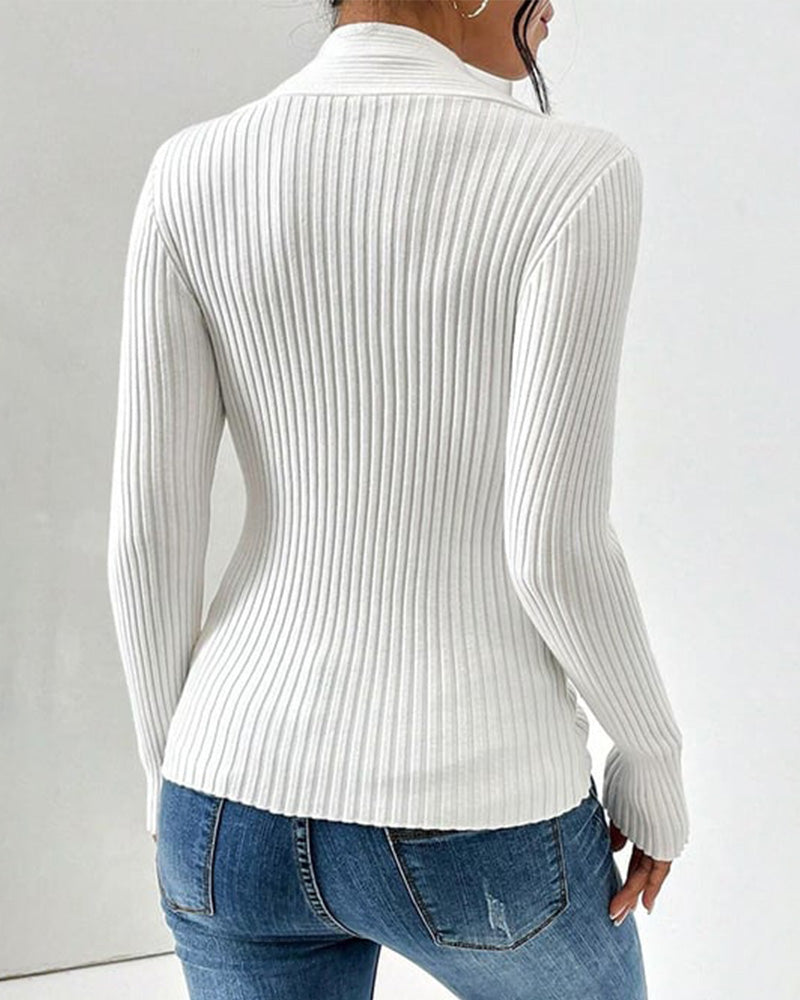 Gerippter Damen-Strickpullover mit V-Ausschnitt und Twist-Detail vorne
