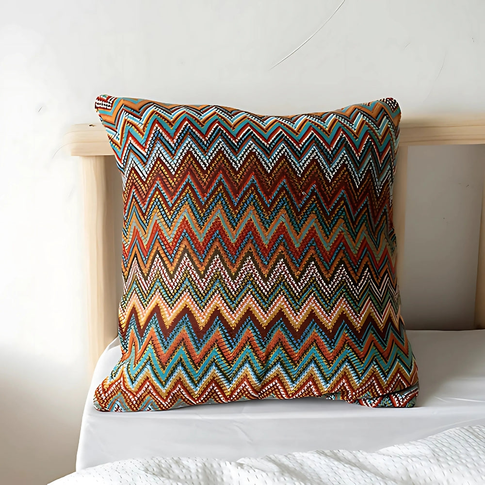 Gestrickter Boho-Kissenbezug mit Zickzackmuster